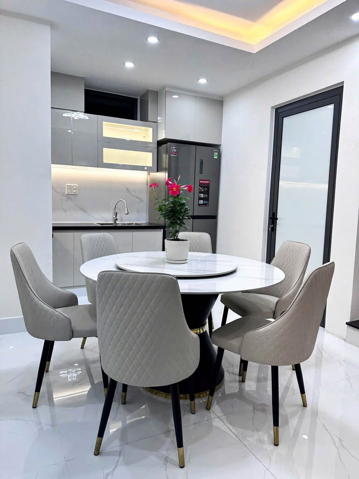 Siêu phẩm nhà 2 tầng 4 ngủ, kiệt ô tô Hoàng Quốc Việt, trung tâm thành phố Huế, nội thất xịn sò