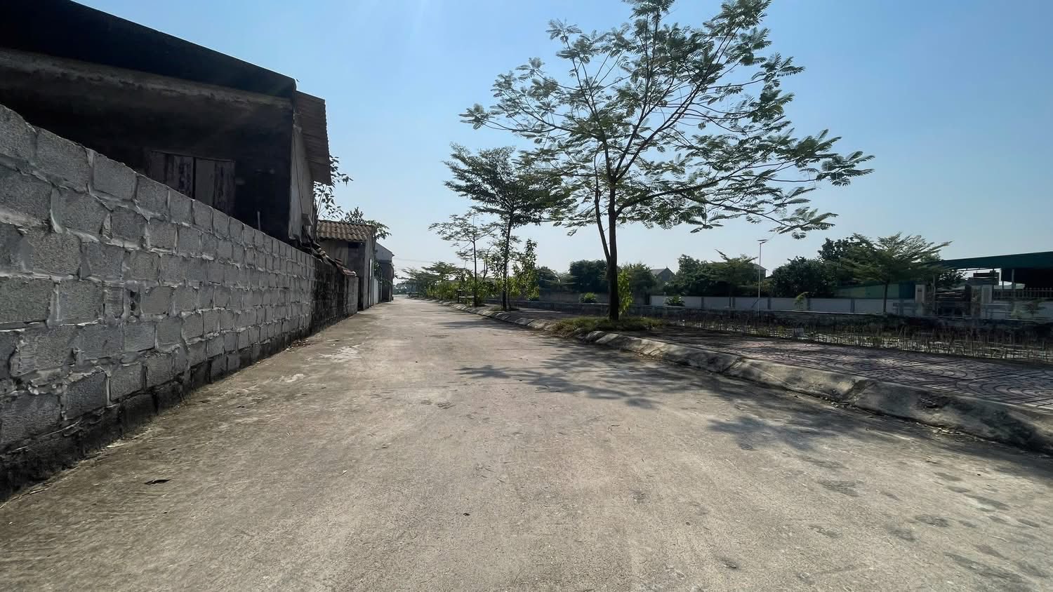 Đất view hồ sen, lô góc cực thơm, sổ đỏ sẵn sàng