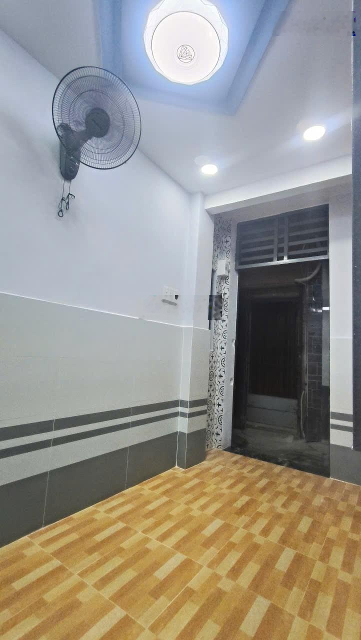 Nhà nhỏ 2 lầu hẻm thông Quang Trung p10 hh 1%