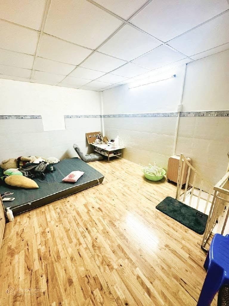 kết cấu 2 tầng kiên cố, đường ô tô 4m chạy tới cửa. Khu dân trí cao, an ninh tốt, hàng xóm thân