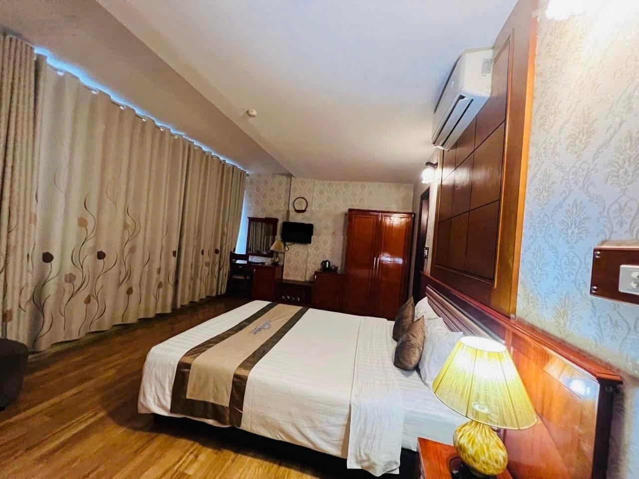 Hoa hậu khách sạn Trích Sài. 220m2, 7 nổi 1 hầm để xe, view hồ Tây, 22PK, DT 200tr/tháng, PCCC.