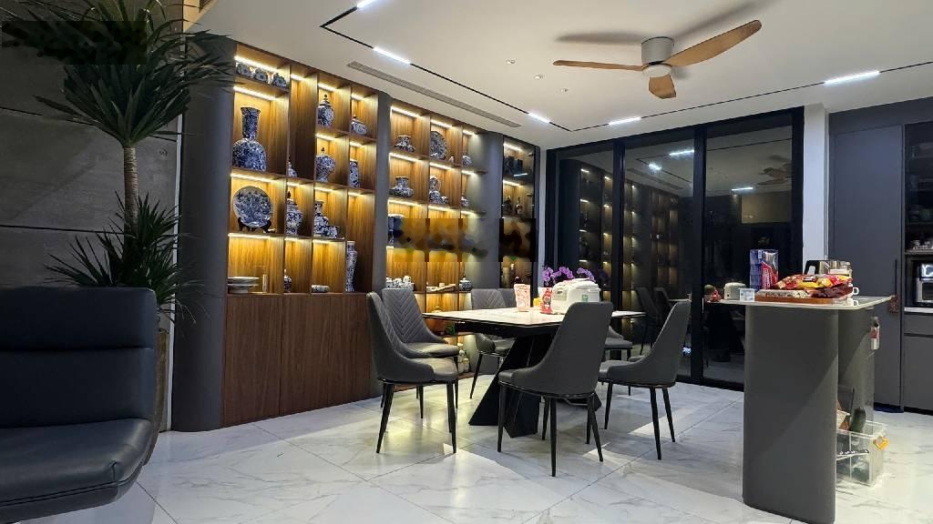 Hoa hậu Cổ Linh - vỉa hè - ô tô tránh. Nhà đẹp full nội thất tiền tỷ