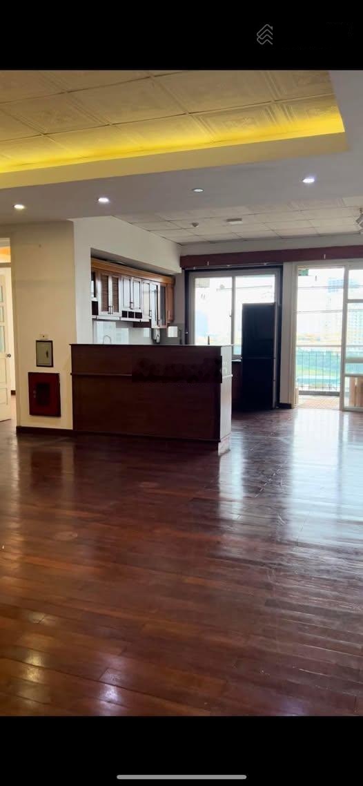 Cho thuê căn 3pn view hồ - dt 142m2 - ban công Đông Nam 15-17 Ngọc Khánh