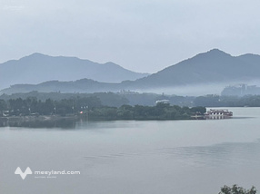 Cần bán nhanh đất nghỉ dưỡng VIP mặt hồ Cấm Sơn có 400m2 đất ở có sẵn nhà 2 tầng kiên cố view đẹp