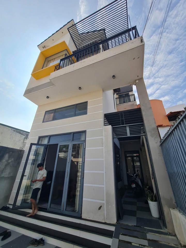 Nhà trung tâm Phan Rang vừa ở phố, vừa có vườn riêng, sân đậu ô tô