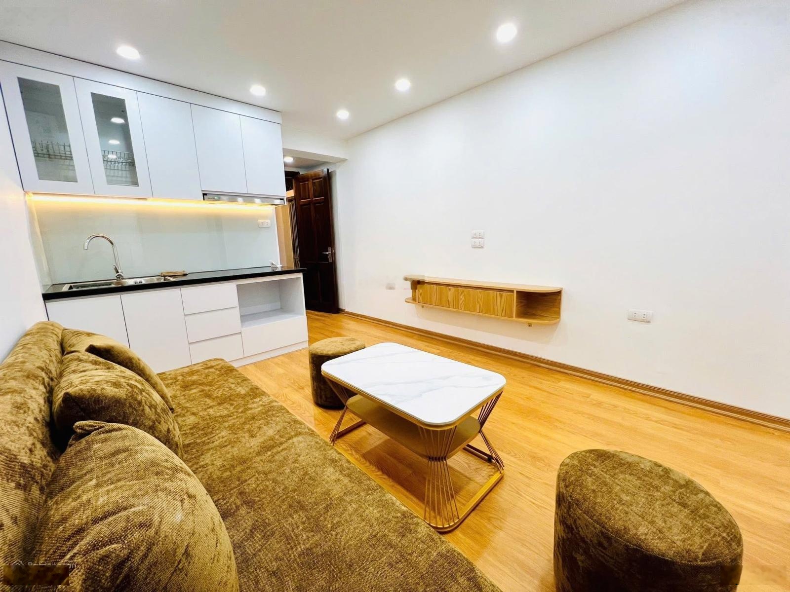 Hiếm! Mặt phố víp 2 thoáng, nhà đẹp miễn chê, 2PN ô tô đỗ chân cầu thang, 70m2