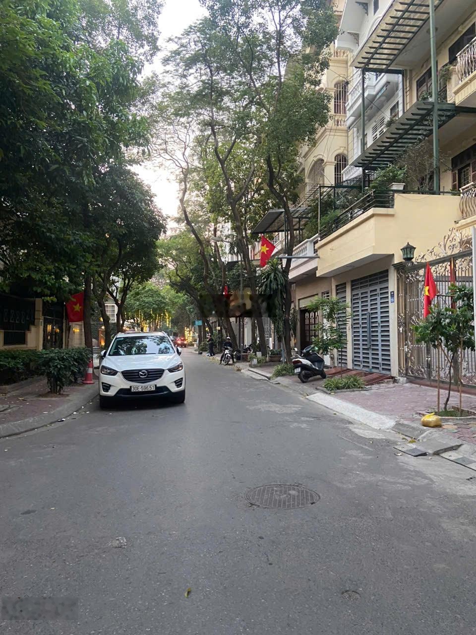 bán nhà trong ngõ phân lô đường đôi trung kính , yên hòa cầu giấy DT 65m x 5 tầng MT 5m giá 30 tỷ