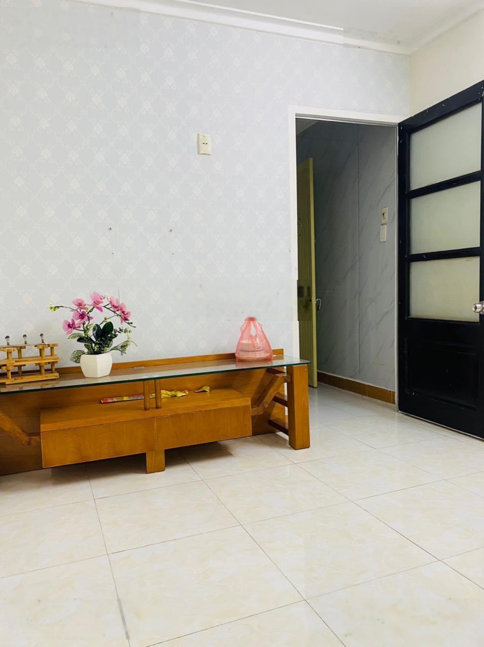 Bán tập thể tầng 1 nghĩa tân DT 90m2 , có 3 ngủ nhà đẹp giá 6 tỷ