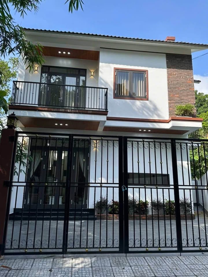 Nhà 2 tầng nở hậu, ô tô vào tận cửa, giá hời như cho