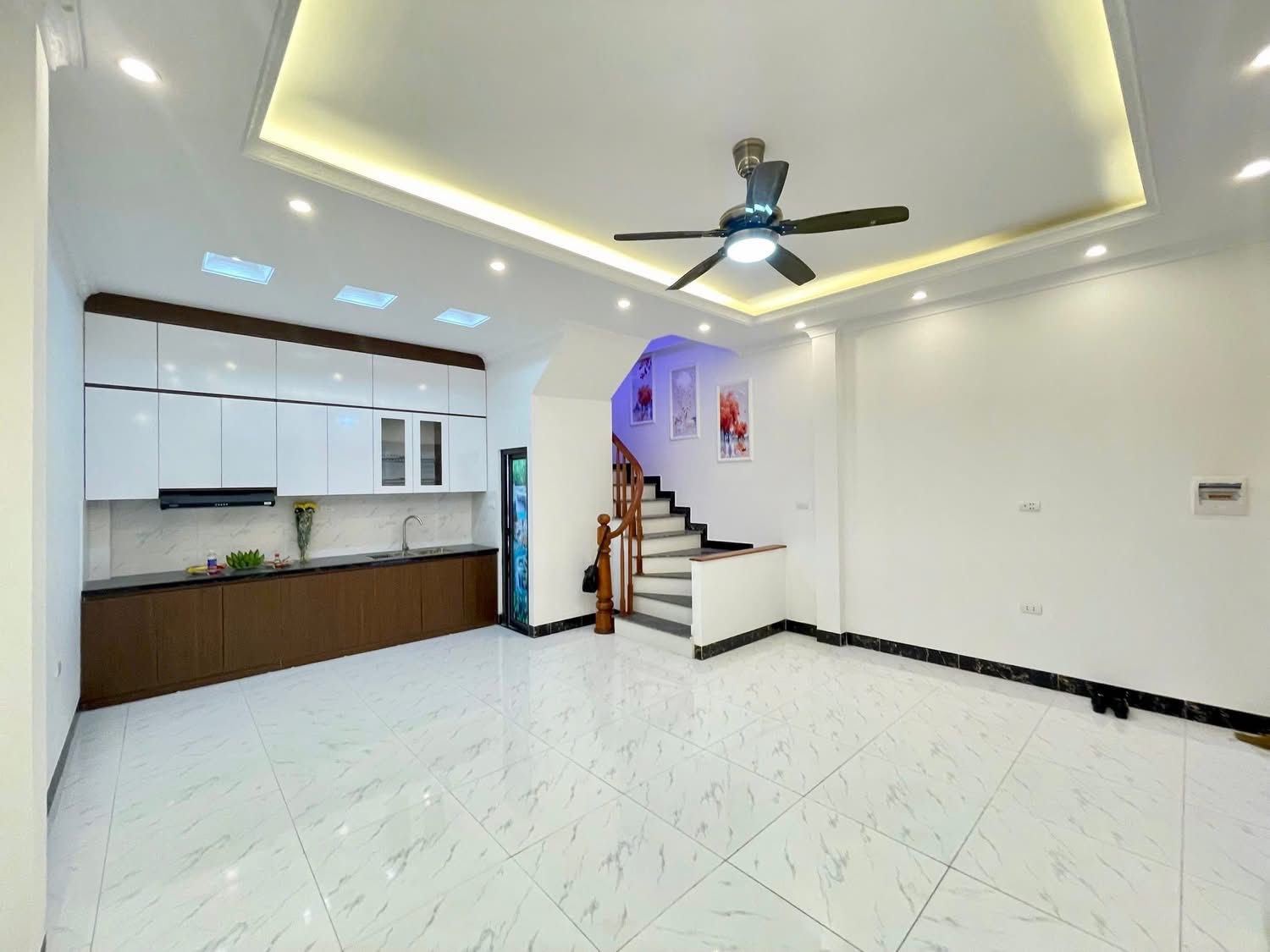 Bán nhà vuông vắn, mặt tiền rộng, ngõ nông tại Quận Cầu Giấy, Hà Nội