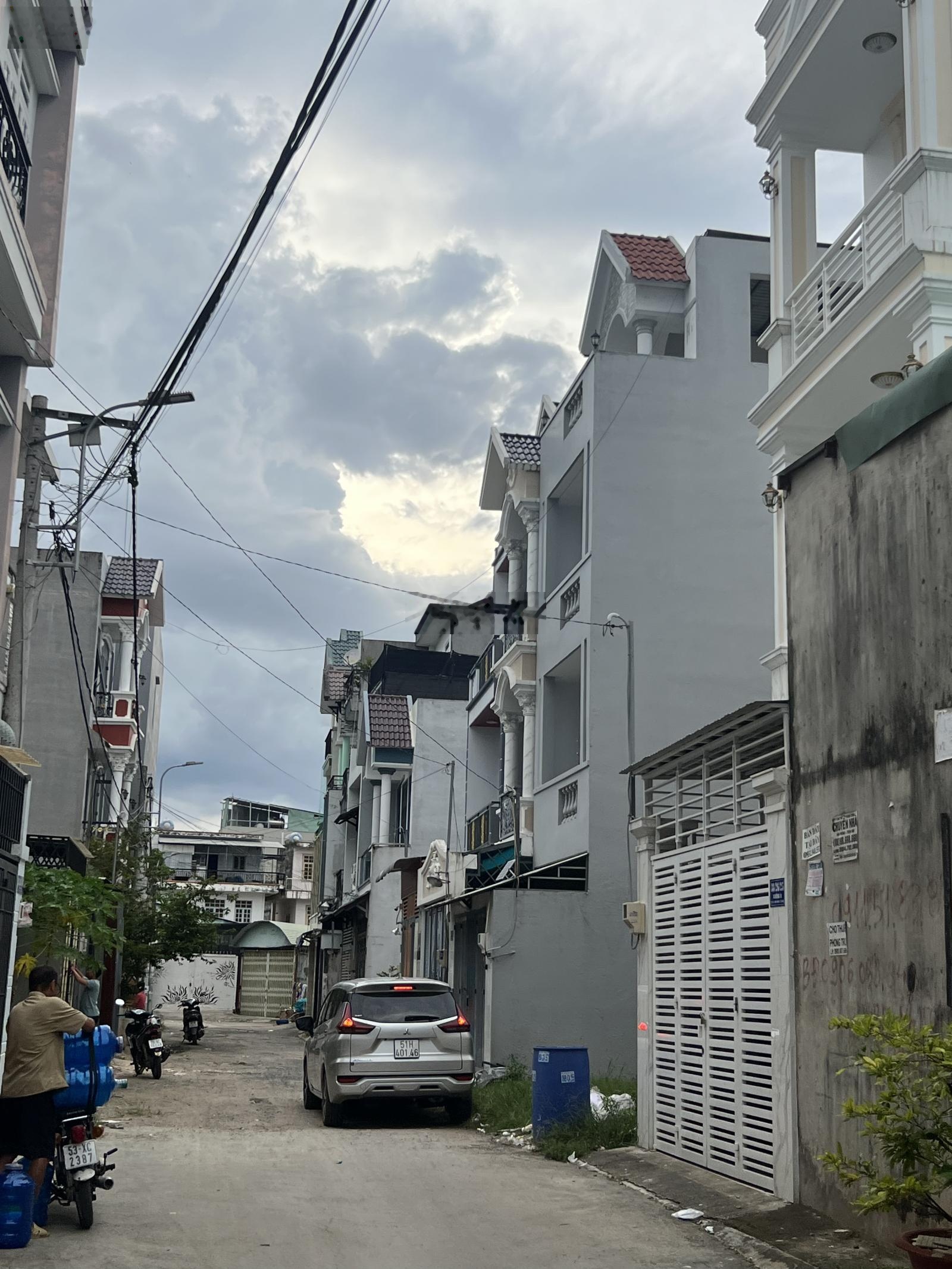 Nhỉnh 3 tỷ - 2 tầng, DT: 40m2 - hẻm xe hơi đường Man Thiện - Q9