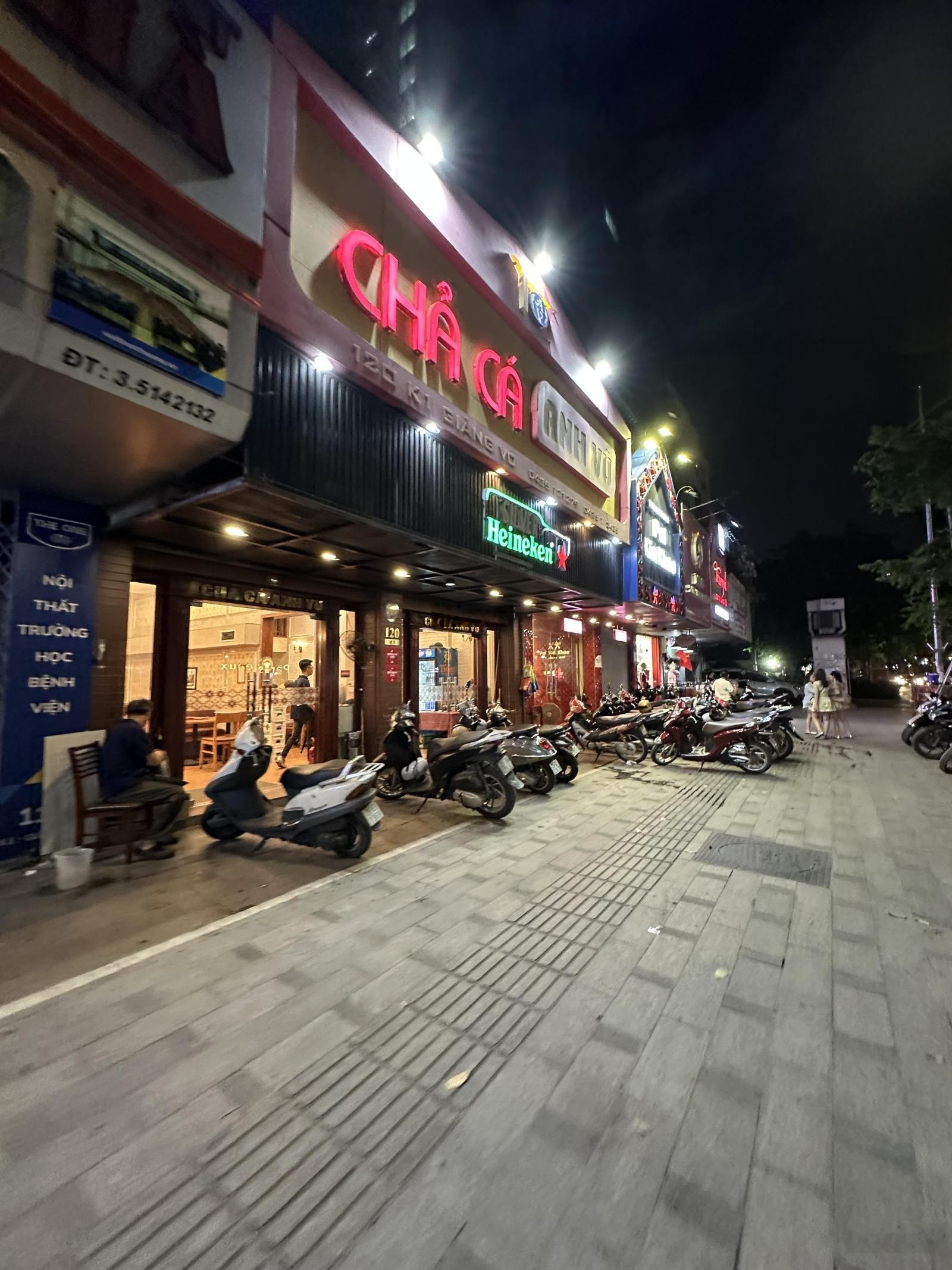 Cho thuê nhà mặt phố Giảng Võ, DT 200m2 + gác 100m2, MT 7m, giá 182,98 triệu, LH 0968896456