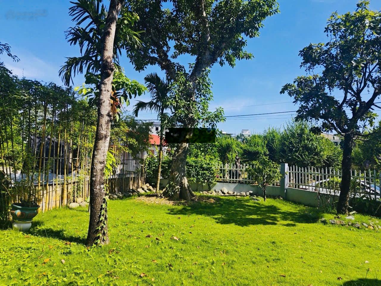 Cần bán gấp nhà vườn 880m2 - Xã Phú Cát. Diện tích: 880m2 vuông vắn, đẹp