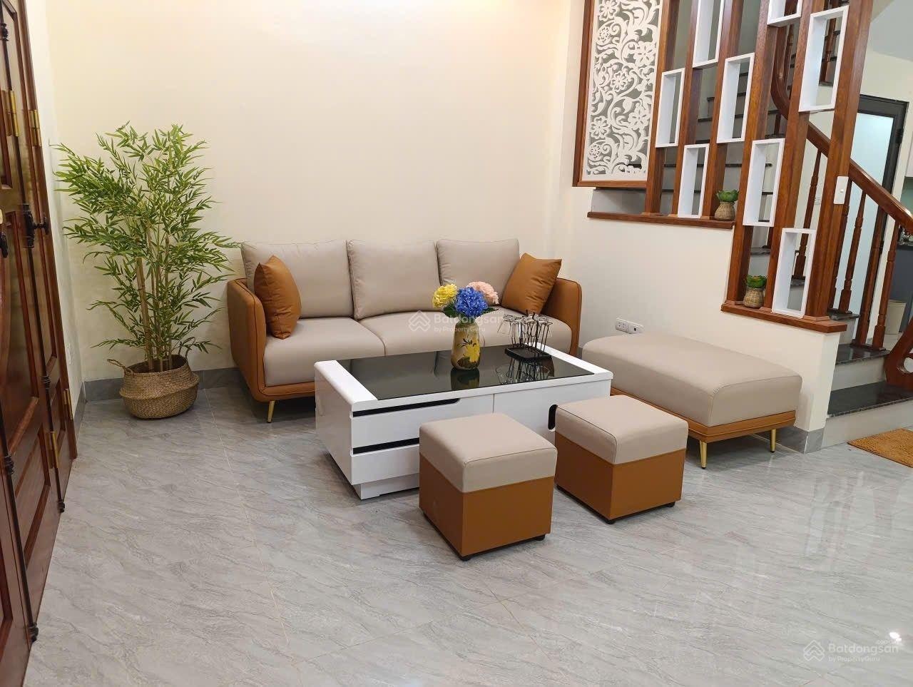 Nhà liên mạc mới xây sáng bóng, ô tô đỗ cửa, full nội thất