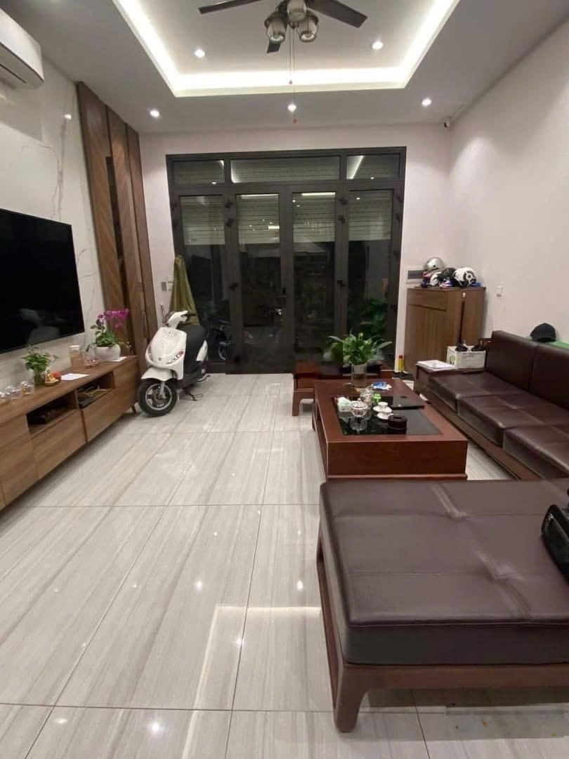 Bán nhờ chị gái nhà ngõ 175 Lạc Long Quân-Cầu Giấy-38m2-5 tầng-mặt tiền 3,8m-giá 8,33 tỷ-bán gấp