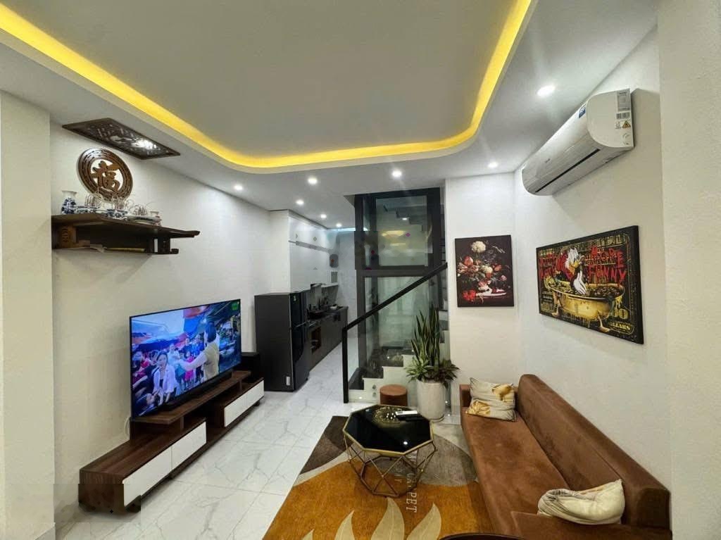 Cực kì hiếm, nhà mới phố Cầu Giấy, ba bước ra phố, ngõ 3.5m, thang máy, tặng nội thất. D tích 35m2