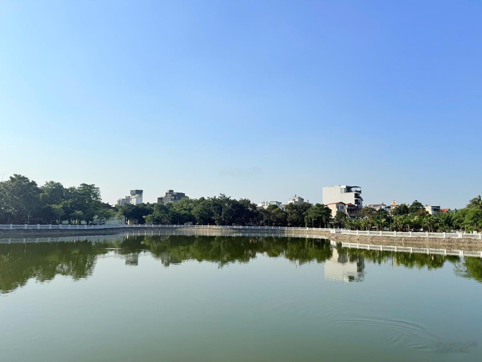 Bán nhà 220m2, mt 11m, giá 86tỷ phố bồ đề view hồ vỉa hè, kinh doanh nhà hàng hay văn phòng