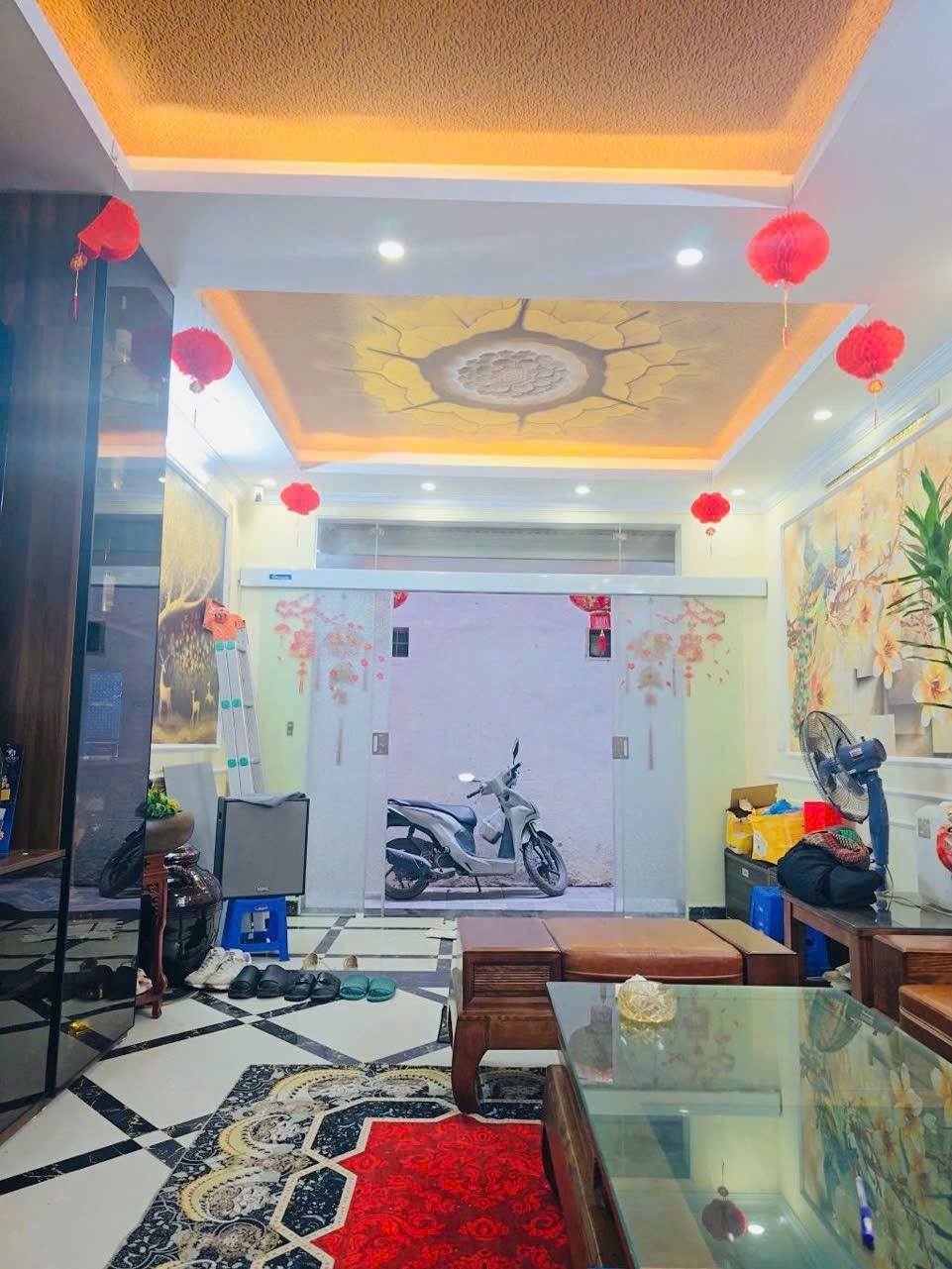 Bán nhà lô góc ngay trung tâm Hoàng Mai, cạnh hồ Đền Lừ