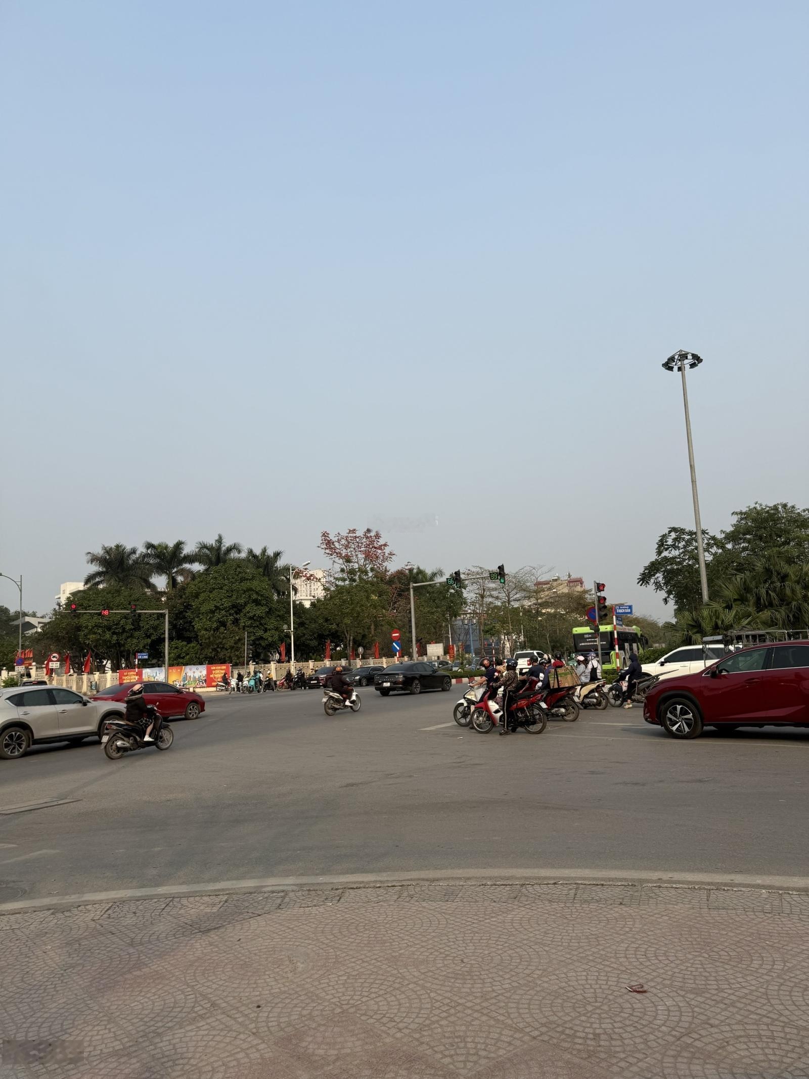 Bán đất xây CCMN gần Aeon, ngõ ô tô, 15m ra đường Cổ Linh, 107m2, mặt tiền 4.2m, giá 8 tỷ