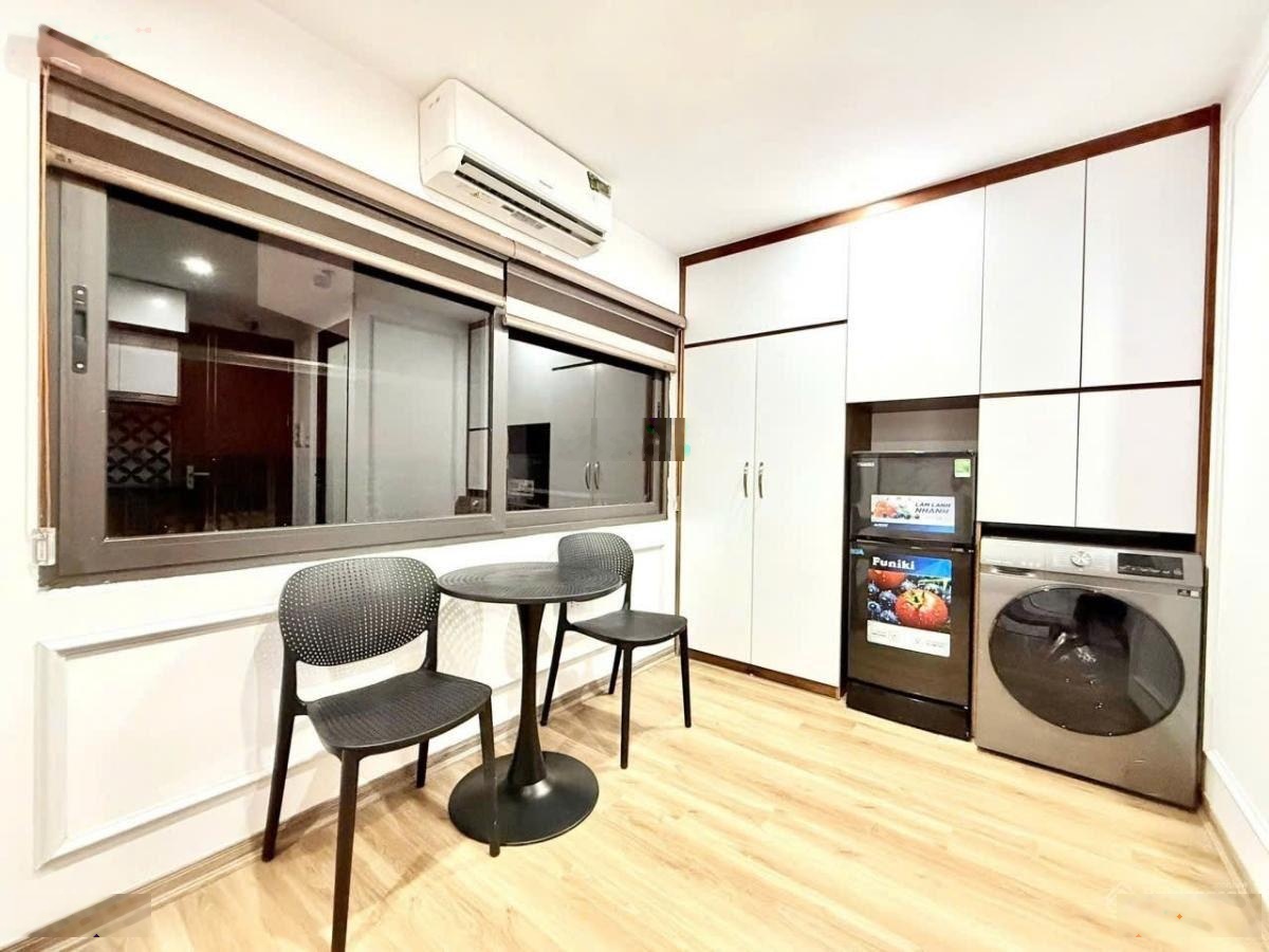 Bán tòa dòng tiền 8 tầng, 2.8 Tỷ/năm, Yên Lãng, ô tô 16 chỗ vào nhà, 5 nhà ra phố, 2 thoáng, 55 Tỷ