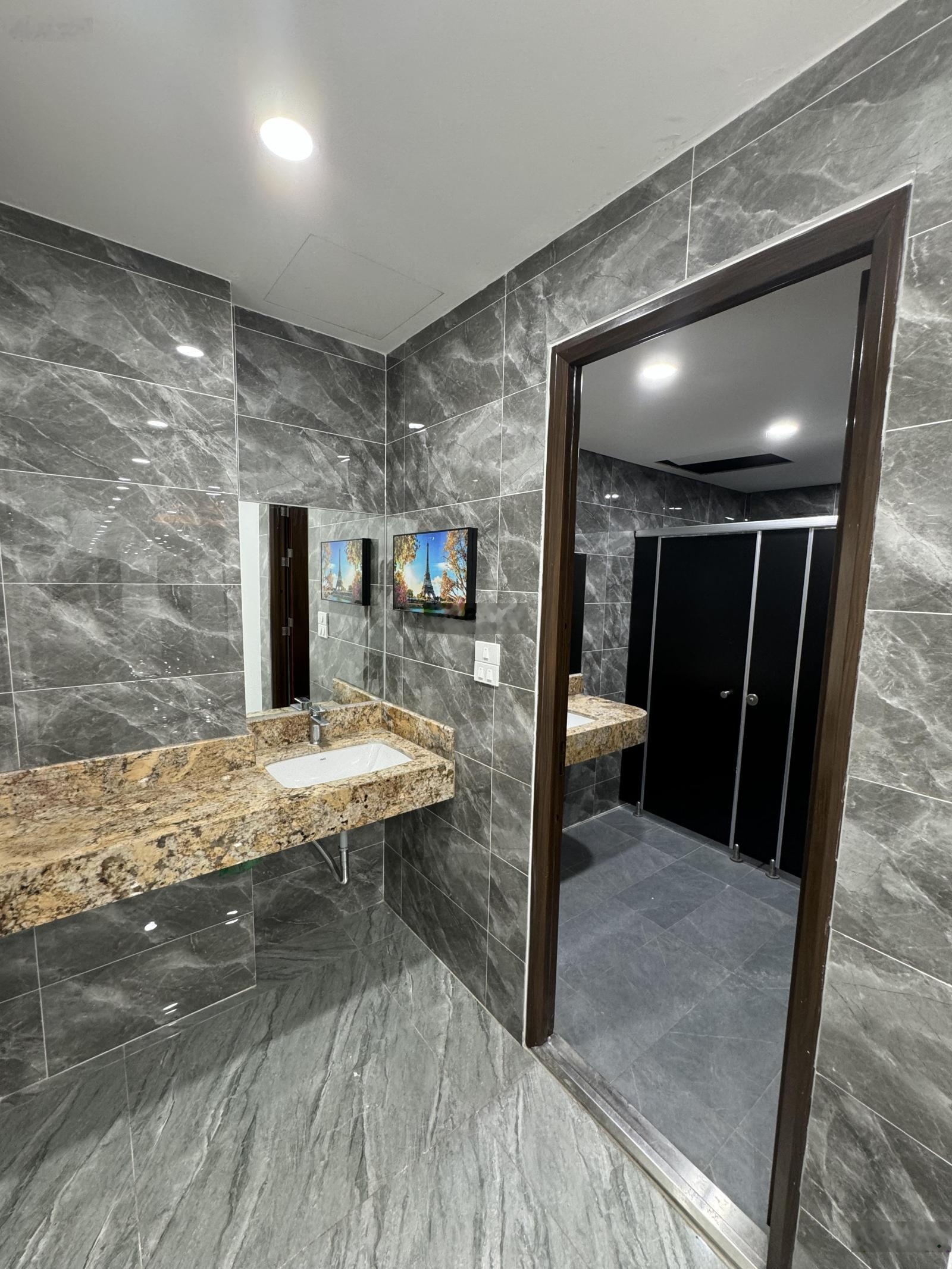 Tòa Nhà Văn Phòng Đường Trường Sa Phường 2. DT: 13x15m. Hầm, Trệt, 6 Lầu. PCCCm Sàn Trống Suốt.