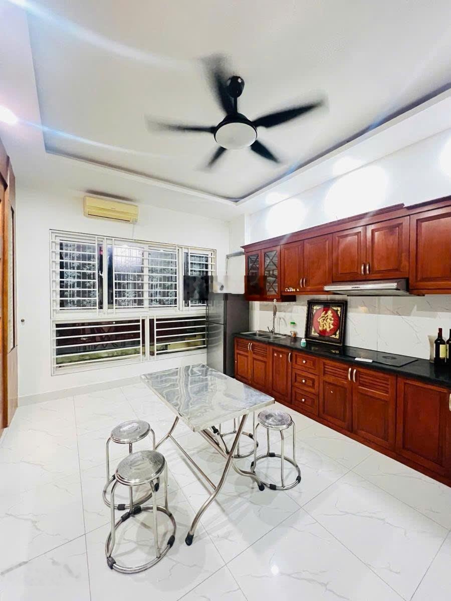 Bán nhà mặt ngõ ô tô đỗ cửa kinh doanh Phạm Văn Đồng 30m xây 5 tầng mặt tiền 4,5m giá 9,6 tỷ.