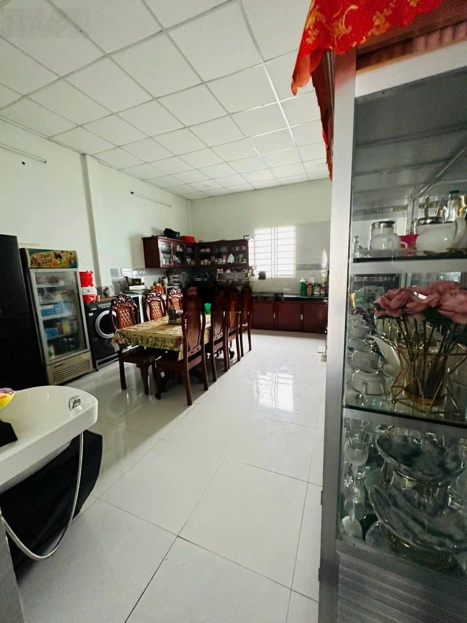 Bán nhà phố khu đường 10 , TT Bến Lức , Nhà hoàn thiện , full nội thất , 132m giá 4,2 tỷ 0941030100