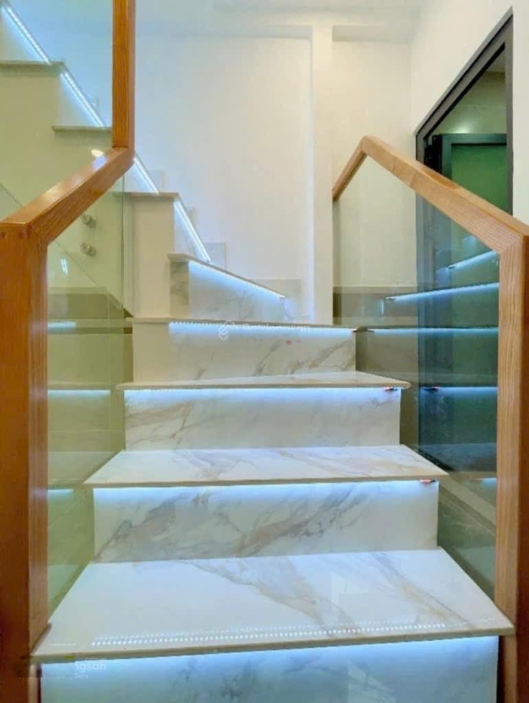 Chỉ 3,5 tỷ - Bến Vân Đồn hiếm bán - nhà đẹp 2PN 2WC vào ở ngay - sổ 25,5 m² - đất dân cư