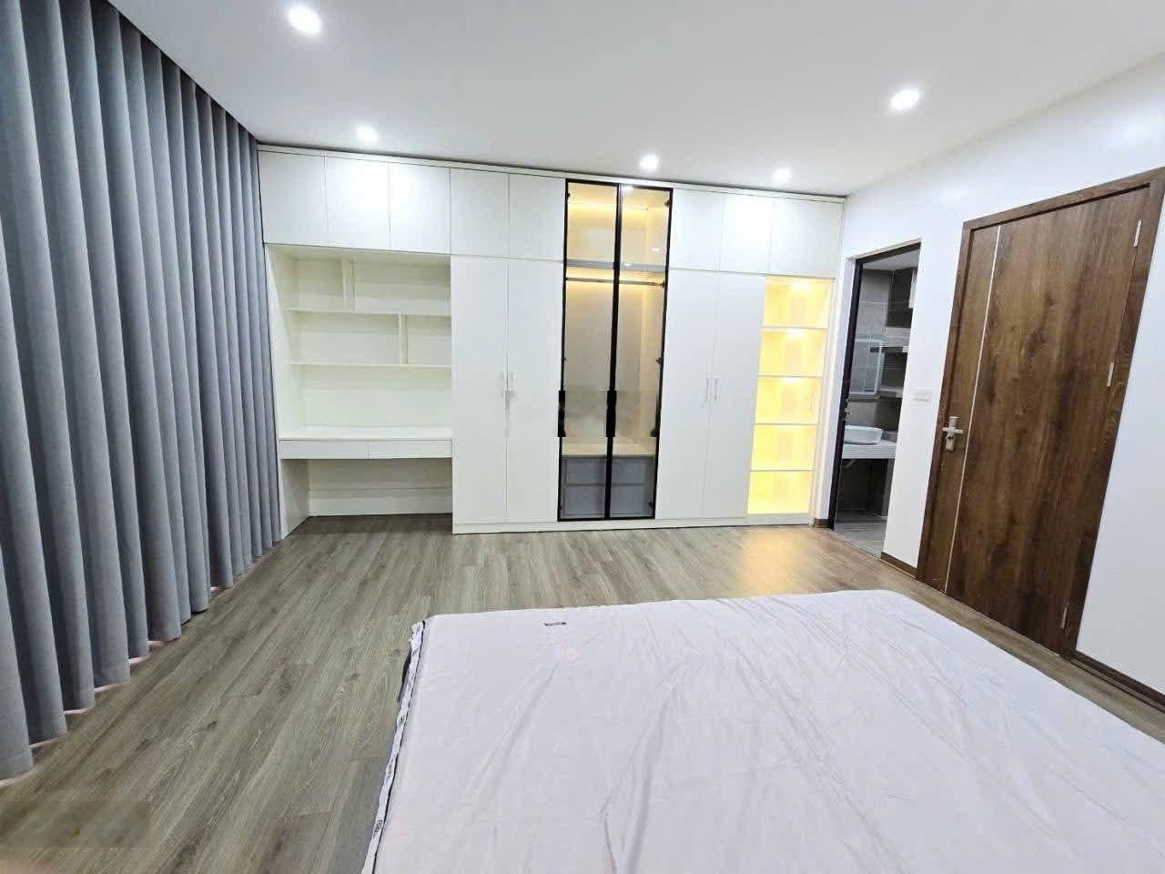 Cổ Linh , Thạch Bàn , Long Biên DT 45m2 , mt 5.2m, 6 tầng thang máy full nội thất. Gara ô tô 5 chỗ