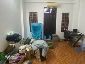 Tọa lạc tại Vĩnh Hưng, Hà Nội, ngôi nhà này mang vẻ đẹp hoài cổ với diện tích 30m² và 4 tầng lầu