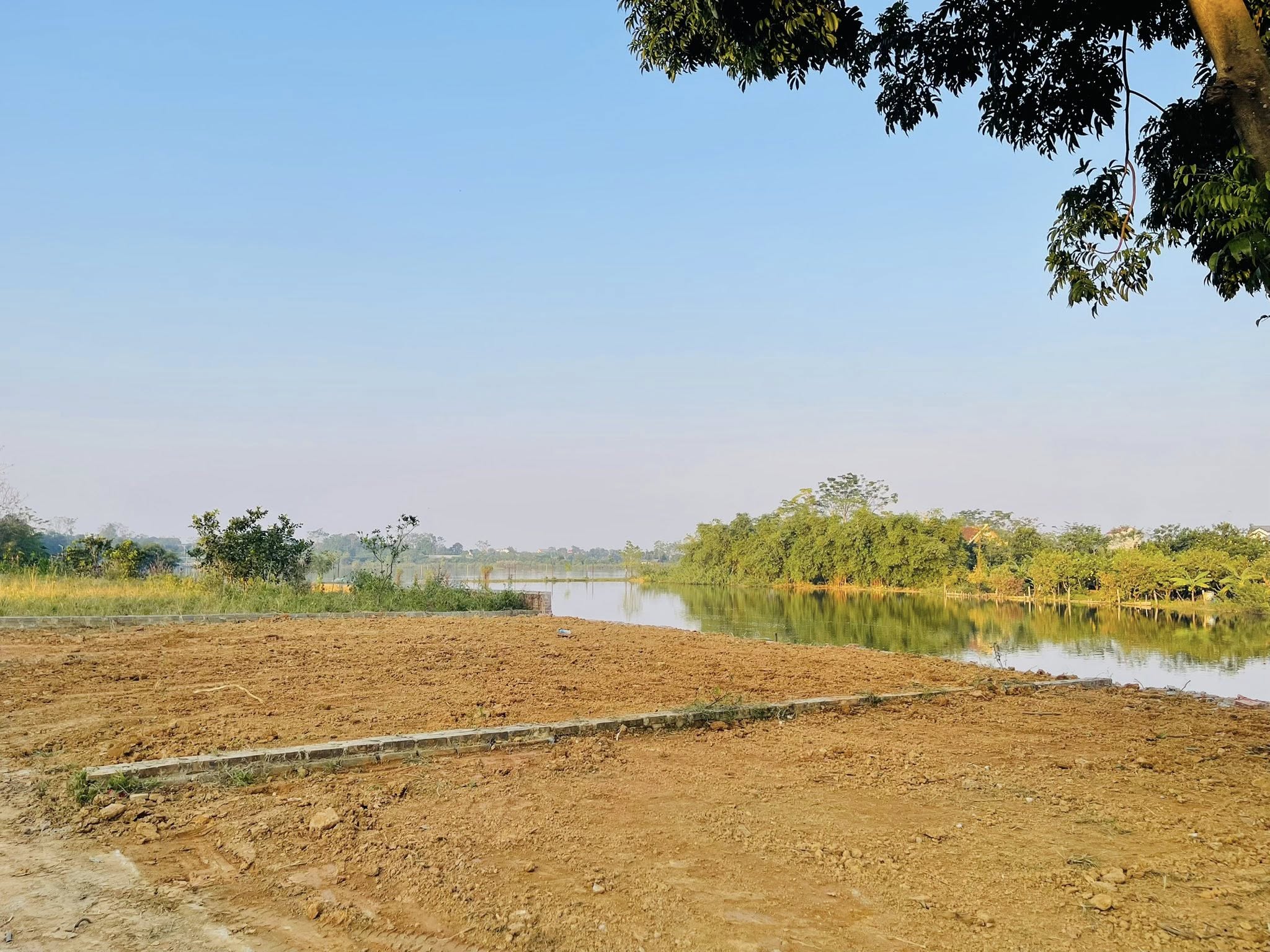 Đất vàng Yên Thái - Phú Cát, hơn 2 tỷ sở hữu ngay 100m2 bám hồ, đường rộng thoáng