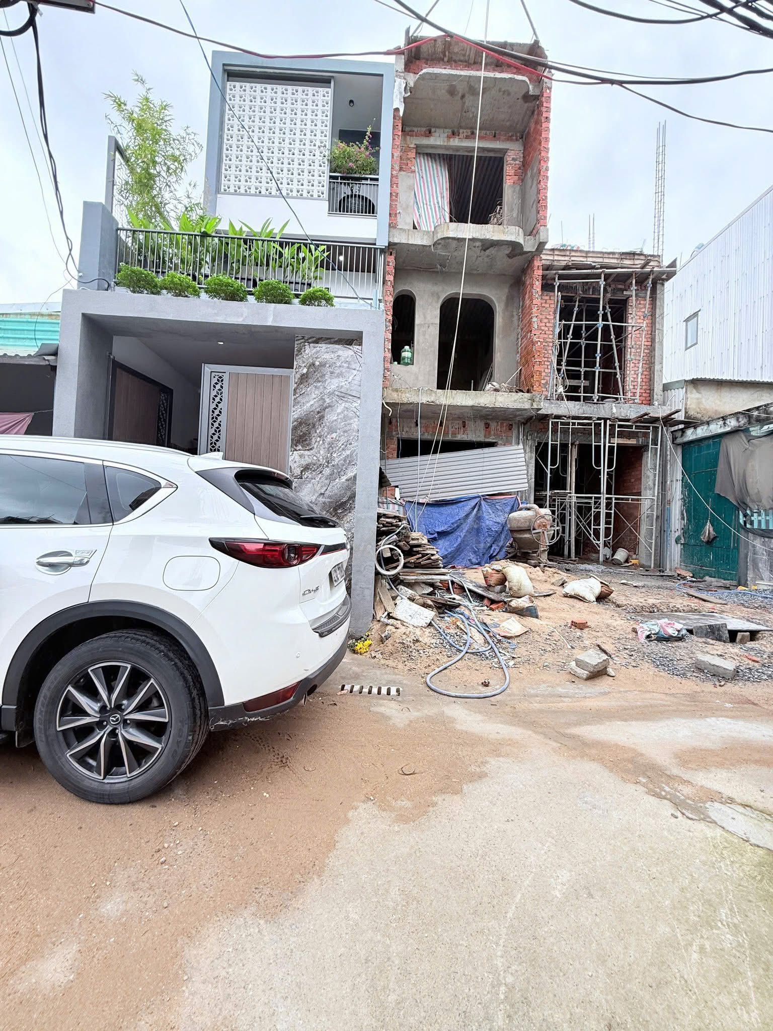 Nhà 3 tầng, sân rộng đỗ 10 ô tô, Xuân An 1