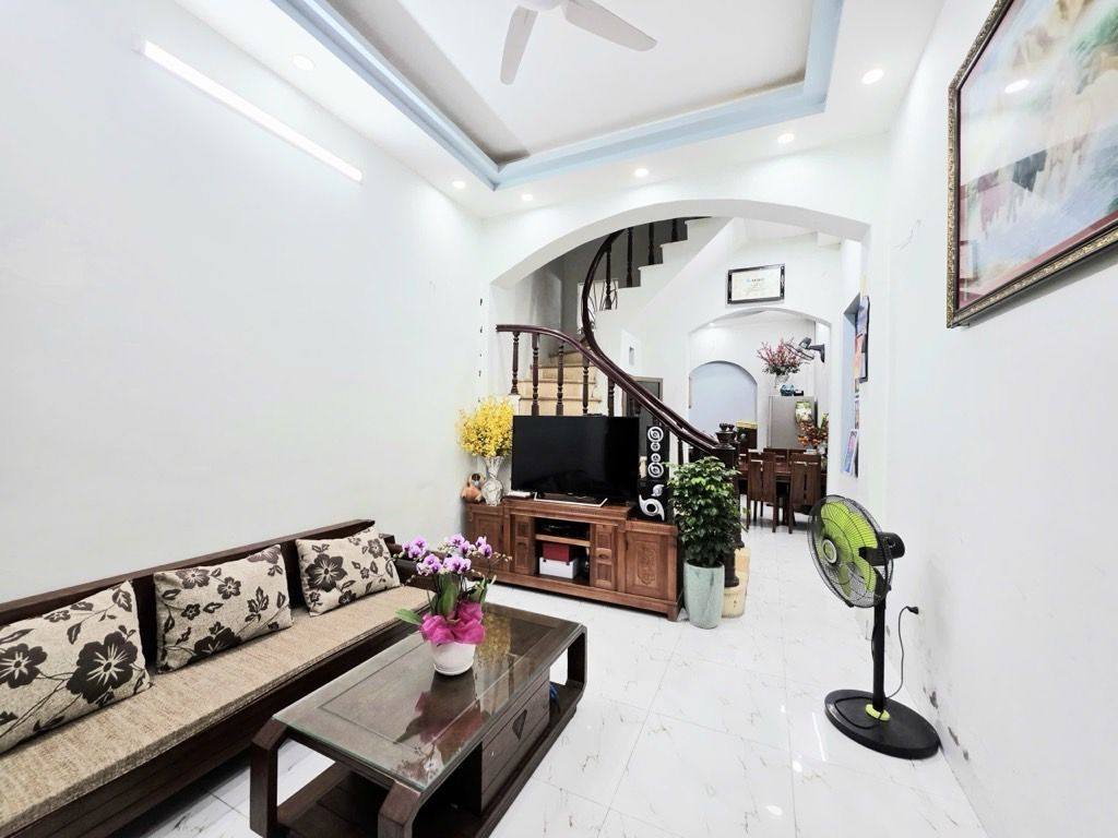 Bán nhà dân xây lô góc, trung tâm Cầu Giấy, sổ đẹp 38m2, giá 10.9 tỷ