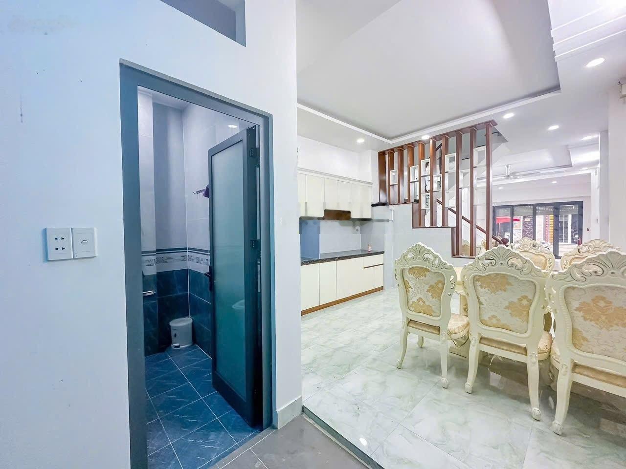 Cho thuê nhà 4x16m 3 lầu đường nhựa 10m HTP, thị trấn Nhà Bè