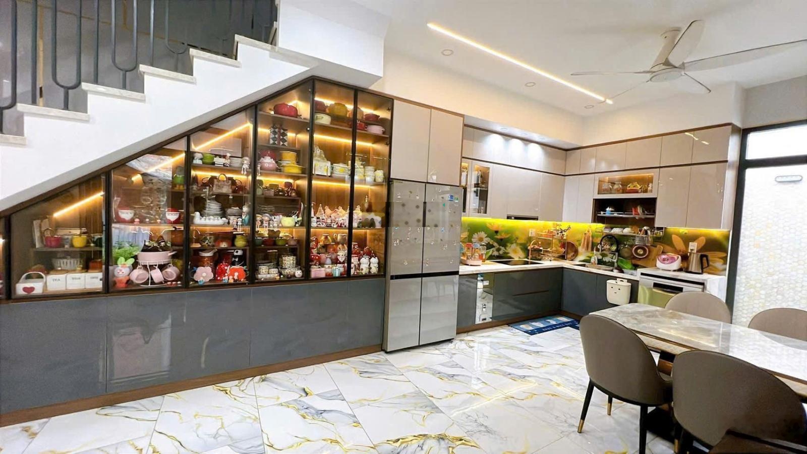 Bán nhà đẹp 2 lầu công năng rộng rãi, vị trí trung tâm Bến Lức