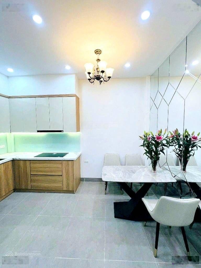 Nhà mới ở ngay, bán nhà nguyễn khang, cầu giấy, lô góc, ngõ thông, 42m2, hơn 12 tỷ