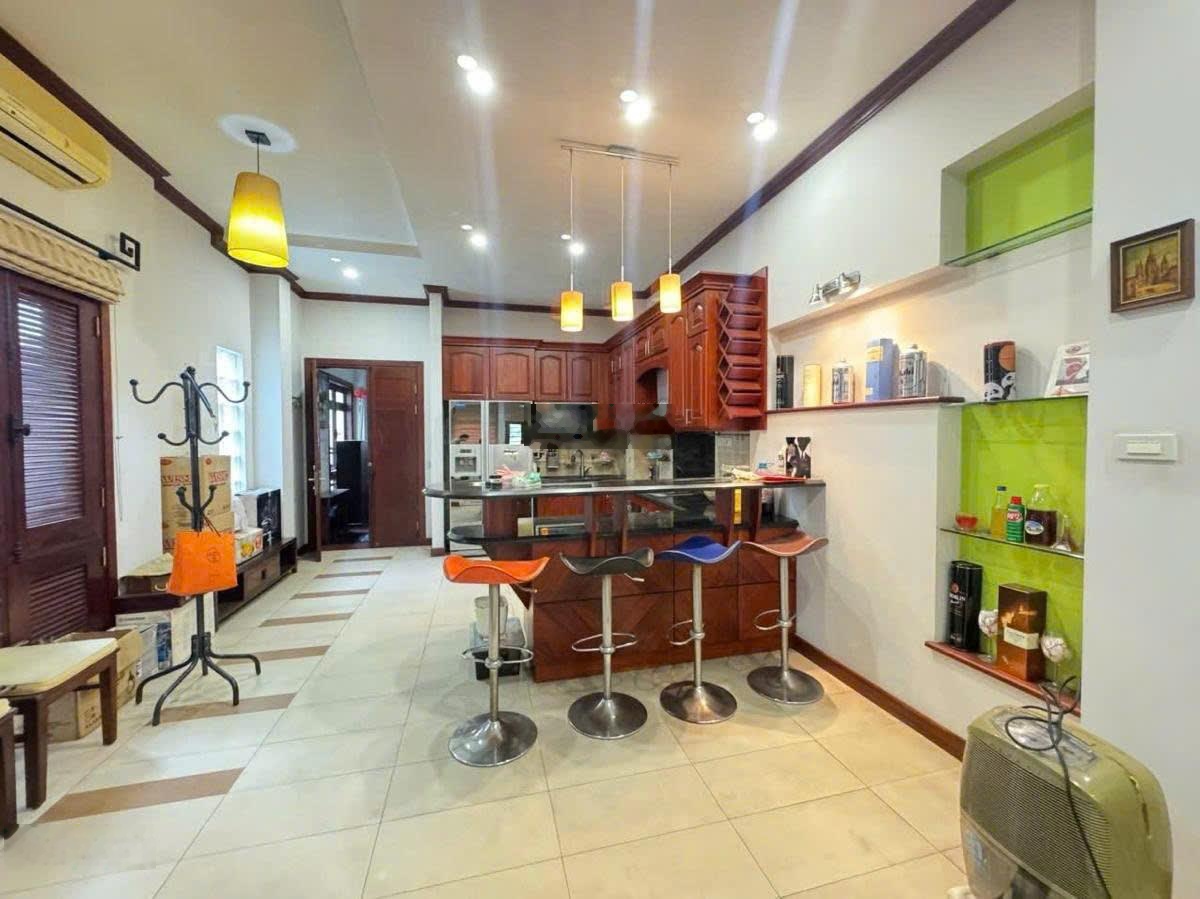 Mặt phố bà triệu - tòa nhà 6 tầng - 2 mặt tiền - dòng tiền khủng - sổ vuông.