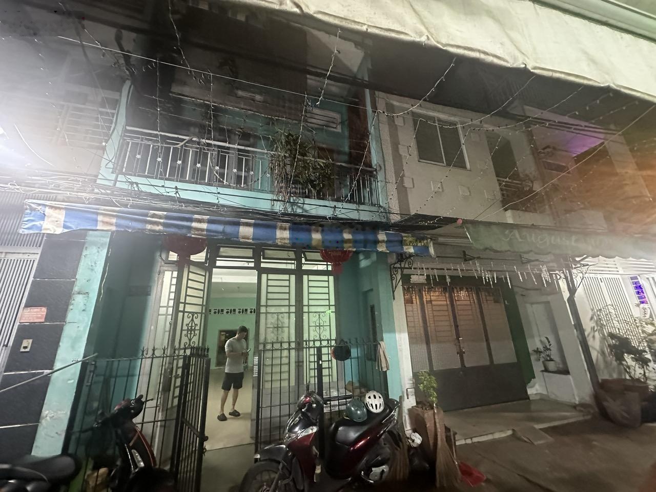 Nhà trống không nội thất, tiện ngăn phòng cho thuê hay làm kho.