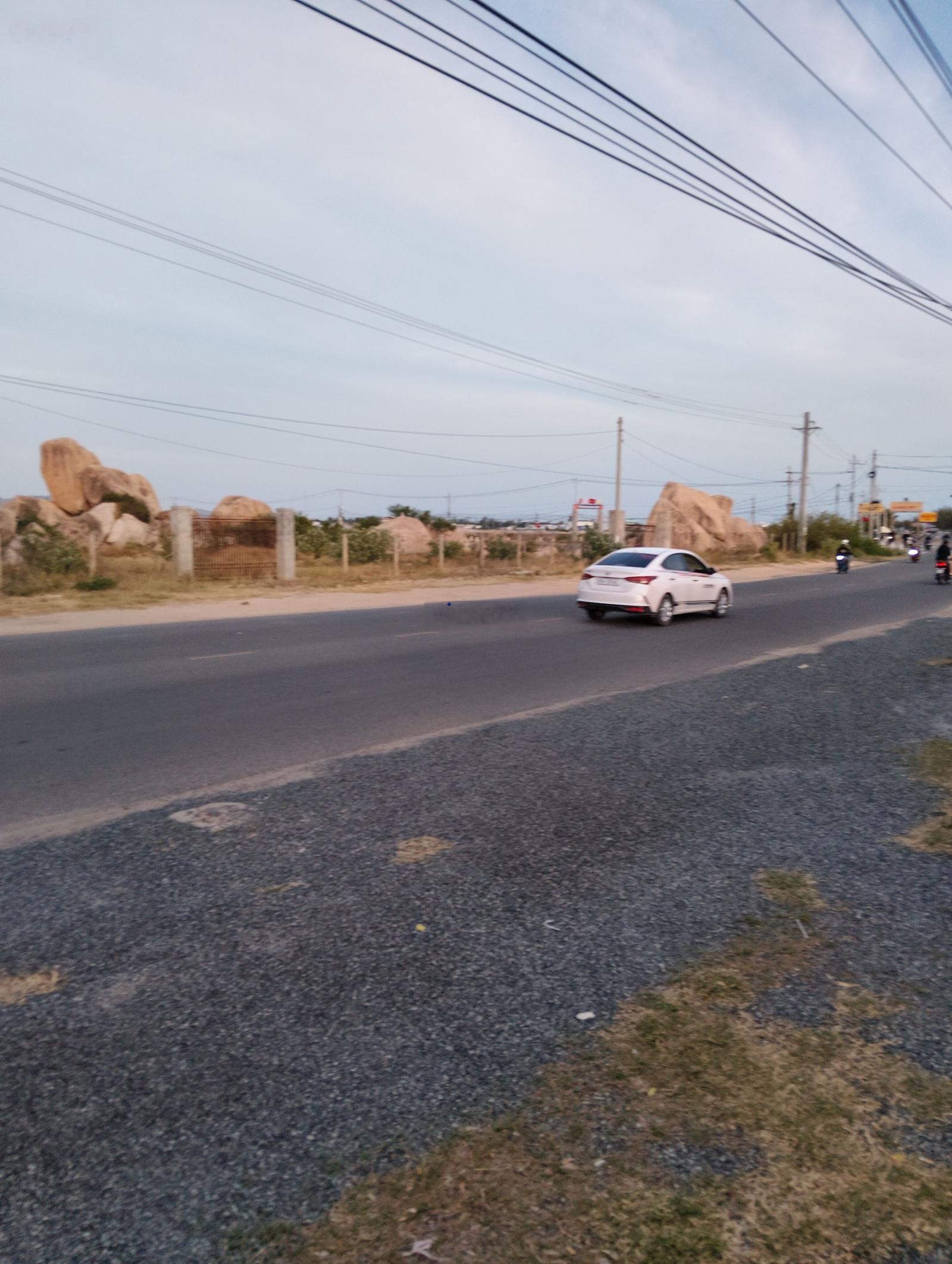 Cần bán 570m2 đất, có sổ đỏ tại Khánh Tường - Khánh Hoà, nằm trên trục du lịch DT702, gần biển