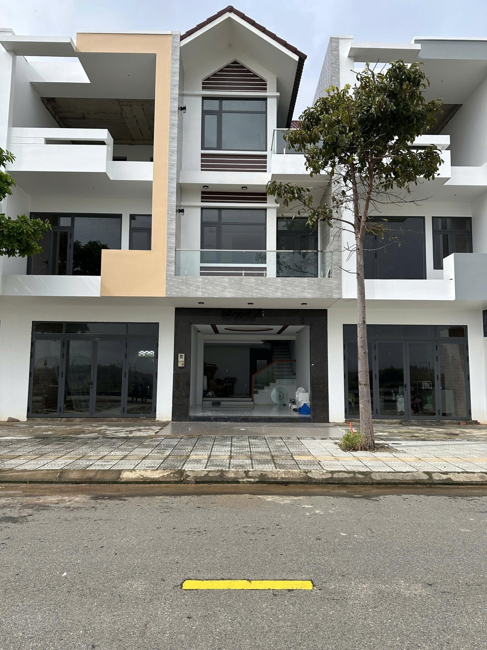 Nhà 3 tầng mới xây, vị trí đắc địa QL 1A - Kinh doanh hoặc cho thuê - Sổ sẵn công chứng ngay