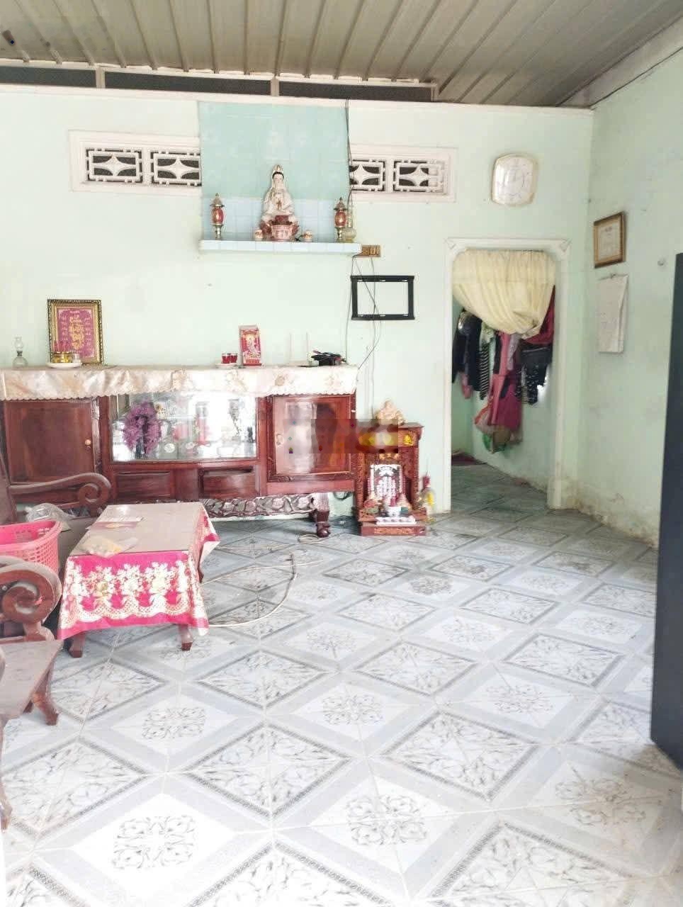 Bán gấp 185m2 sổ riêng thổ cư 100%. Có sẵn nhà cấp 4 còn mới.