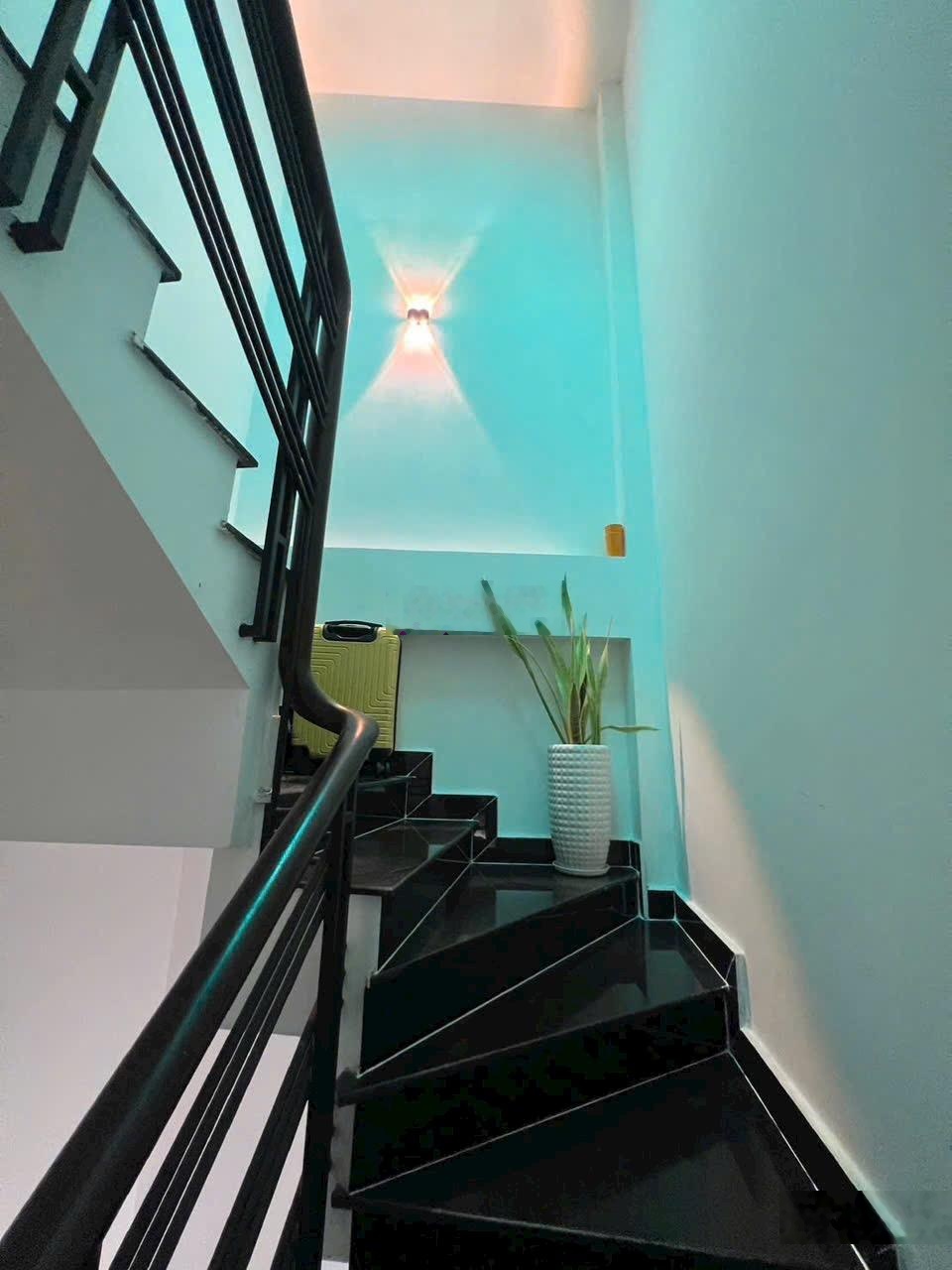 Nhà đẹp 3 tầng đường Hoa Sứ khu ViP Phan Xích Long nhỉnh 4tỷ