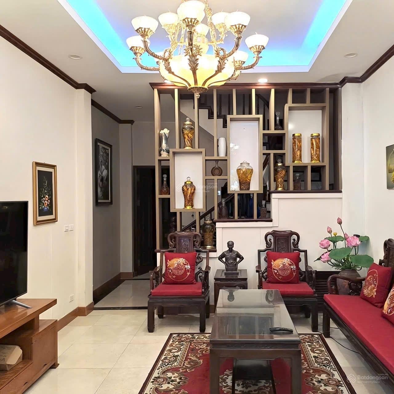 Bán nhà 3 tầng lô góc kim chung đường thông ô tô đỗ cửa dt 104m²