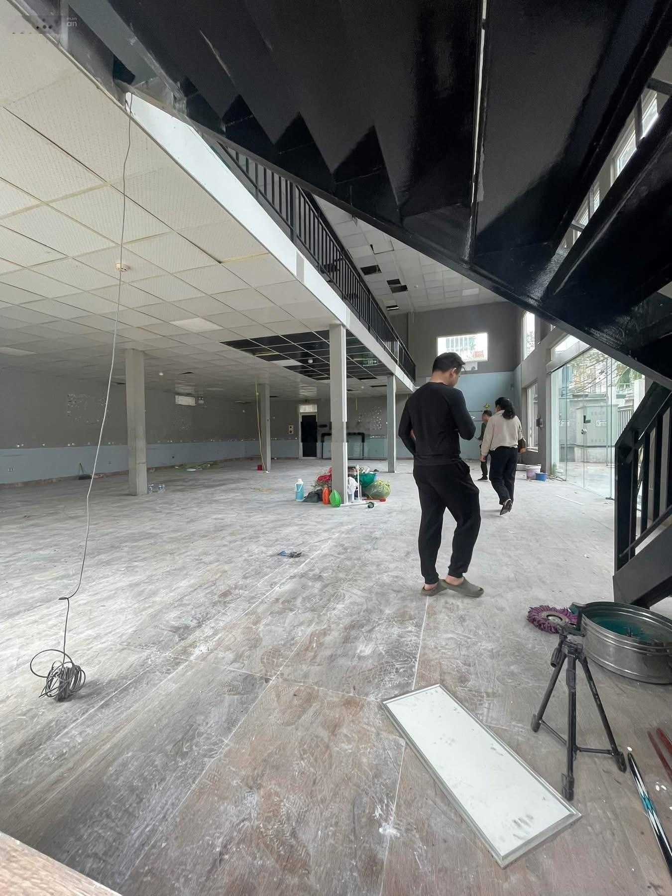 Cho thuê kho xưởng 250mx 2 tầng giá 50tr- điện 3 pha, xe cont đỗ cửa- làm văn phòng, kho hàng.