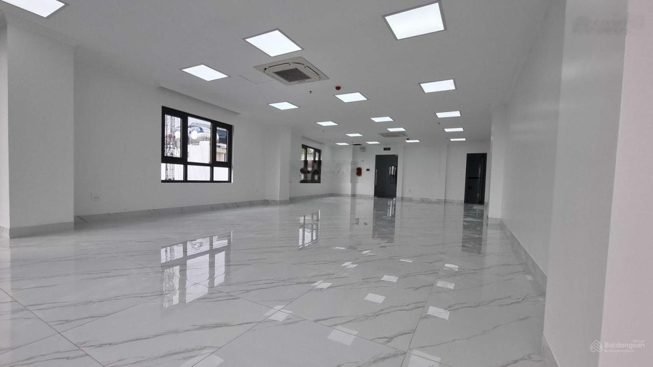Cho thuê nhà đường Nguyễn Văn Huyên, Tây Hồ, HN. DT 150m2, 6 tầng nhà mới có thang máy. Giá 85tr/th