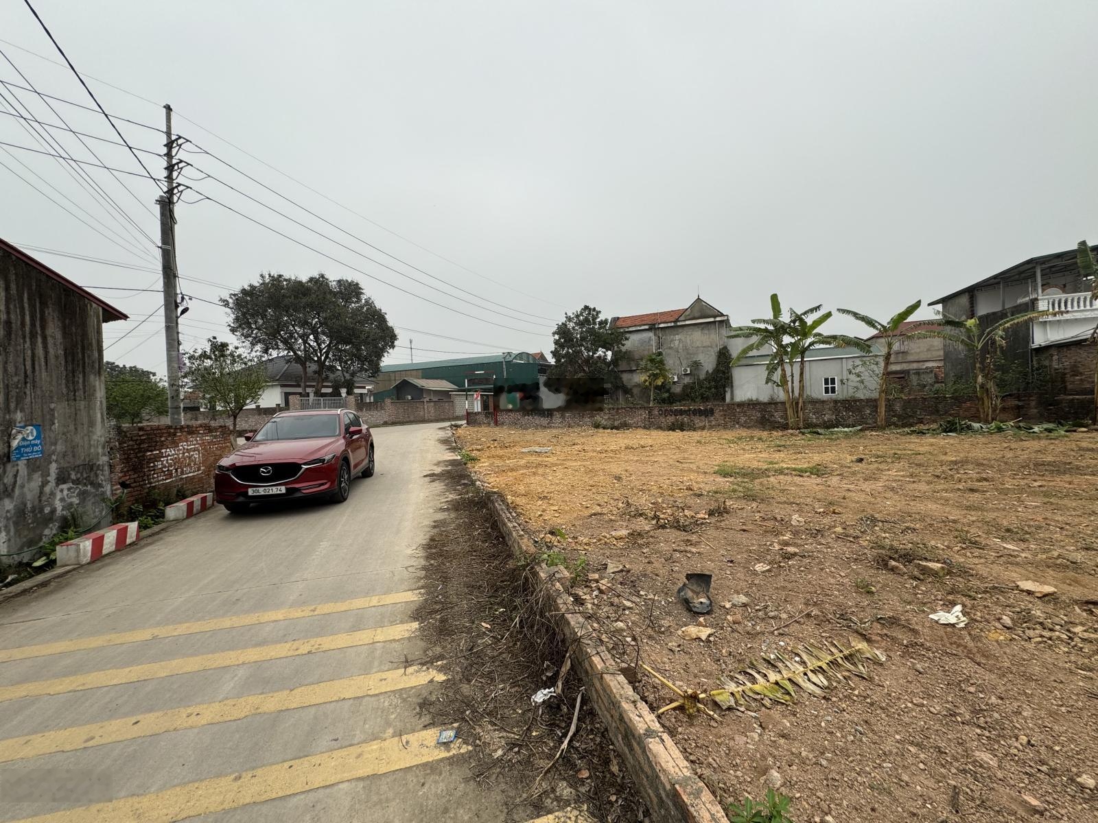 Chính chủ bán đất 3 mặt tiền xe contener tránh. Đường trước QL14 rộng 12m. Gần Ha Noi golf