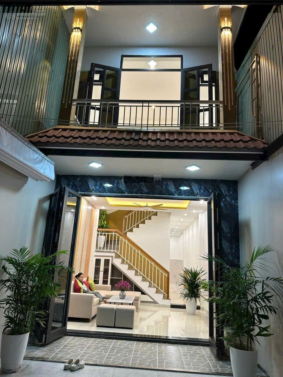 Nhà 2 tầng mặt tiền 5m5 Nguyễn Hiền. Công năng: 3P ngủ 2WC. Diện tích:72m2 ngang 4m. Hướng: Tây Nam