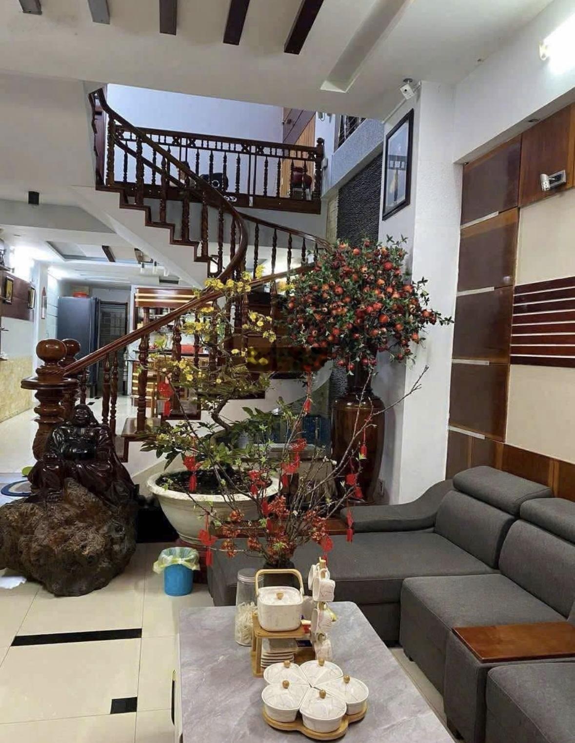 Hàng siêu hiếm bán nhanh nhà 4 tầng mặt tiền Châu Thị Vĩnh Tế - Hướng Đông - Chỉ 20.5 tỷ