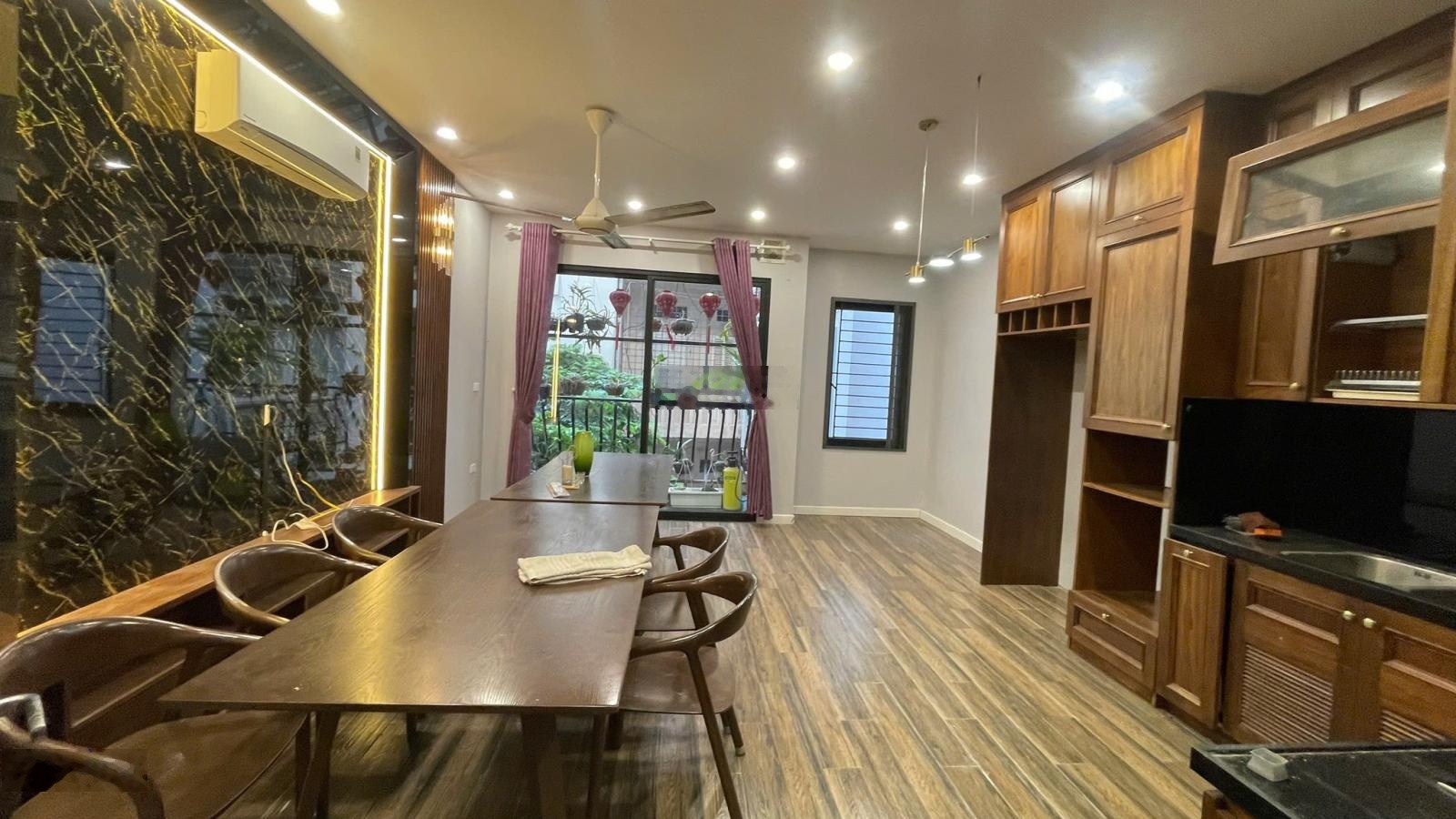 Nhà sát phố nhưng lại cực Yên tĩnh làm VP, lô góc MT5.3m Pháo Đài Láng DT65m2 giá 19.9 tỷ