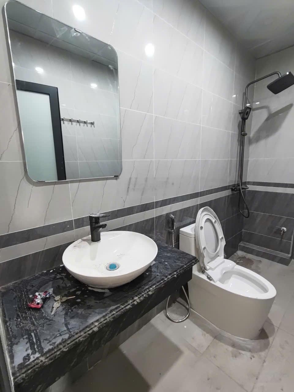 Cần tiền bán gấp căn HIM LAM 5 tầng sẵn gói thuê. thang máy kinh.LH: 0965308238